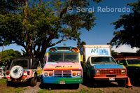 Reminiscències de hippie Passat i sense surfista a la Ciutat de Haleiwa. Oahu.